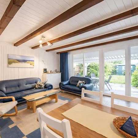 Holiday home Luettje Strandhuus
